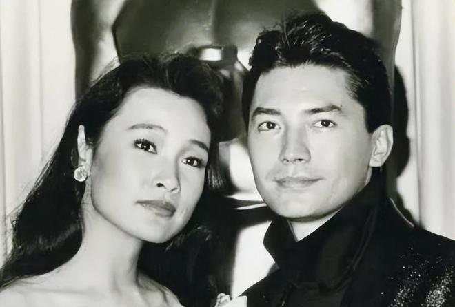 尊龙：“亚洲第一美男”刚出生便被摈弃方今67岁与狗相伴！